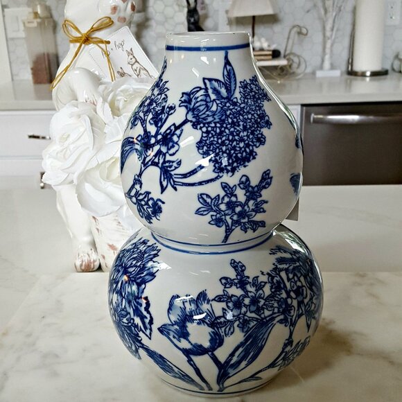 NEW! EXQUISITE Blue & White TOILE ORNATE VASE - Picture 1 of 4